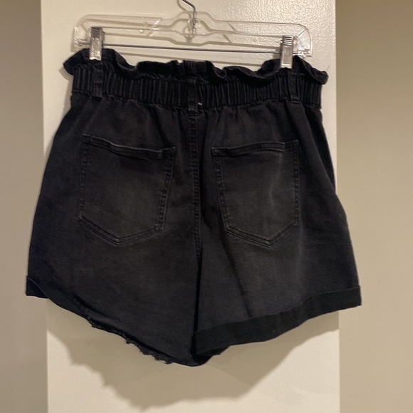 No Boundaries black high waisted button fly shorts. Size L - Picture 2 of 4